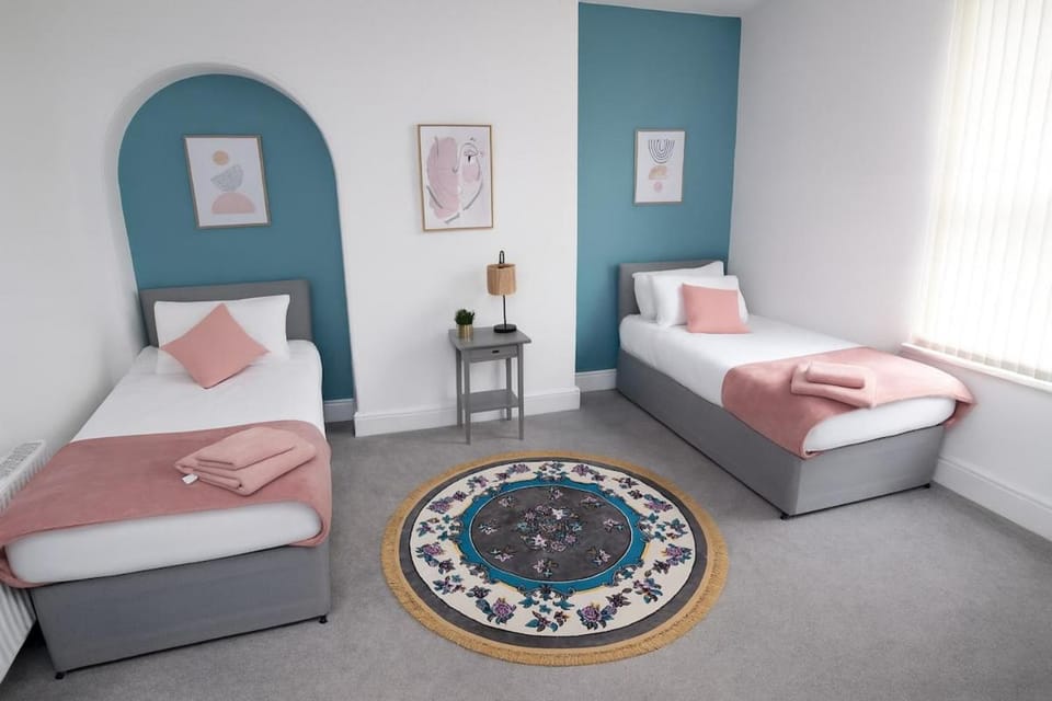 4BR House Sleeps 13 Private Drive With Parking Near NEC & Airport House in Birmingham