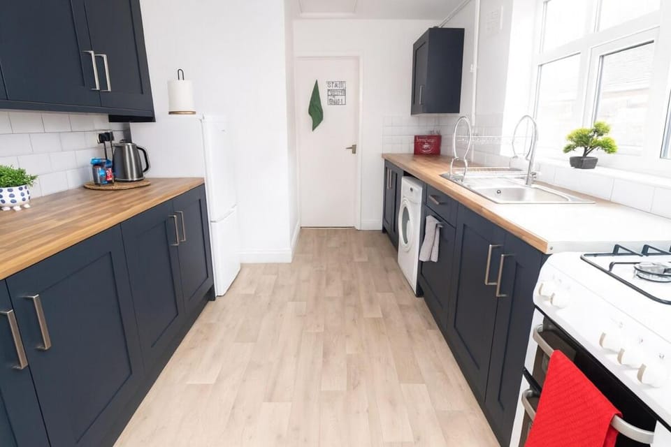 Kitchen or kitchenette, oven, stove