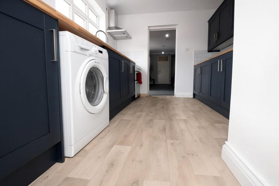 Kitchen or kitchenette, washing machine