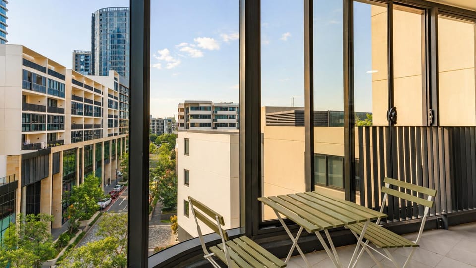 Spacious 2BR 2BA Balcony, Parking, Marina Sq Apartment in Sydney