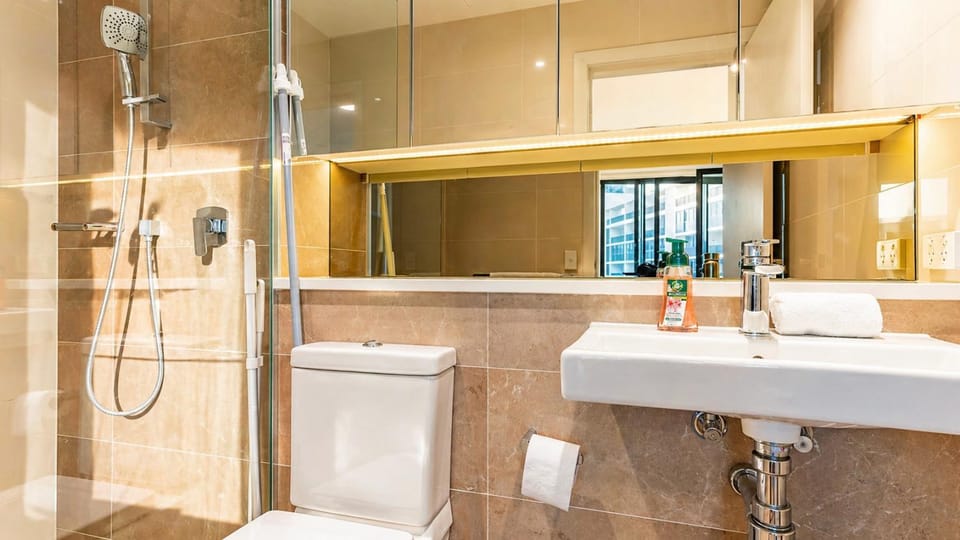 Spacious 2BR 2BA Balcony, Parking, Marina Sq Apartment in Sydney