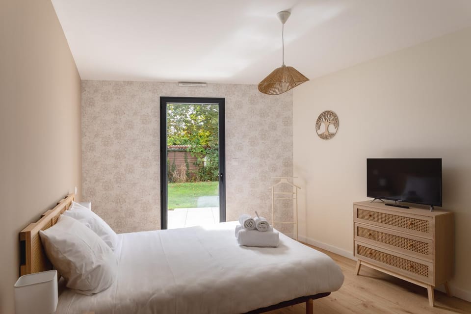 Photo of the whole room, Bedroom