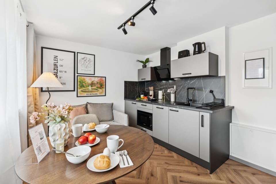 Coffee/tea facilities, Kitchen or kitchenette, Dining area, Food, oven, stove, toaster
