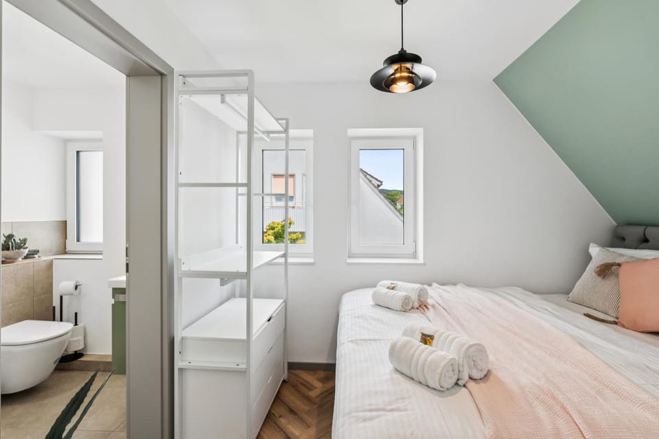 Bed, Bathroom, Photo of the whole room, Bedroom, towels