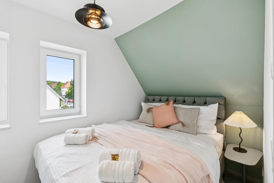 Bed, Photo of the whole room, Bedroom, towels