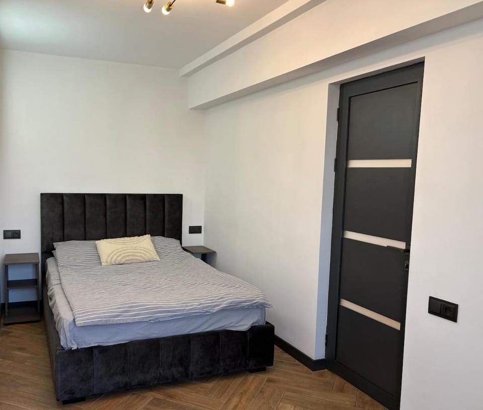 Modern City-View Suite, 20-min Walk to Center Apartment in Yerevan