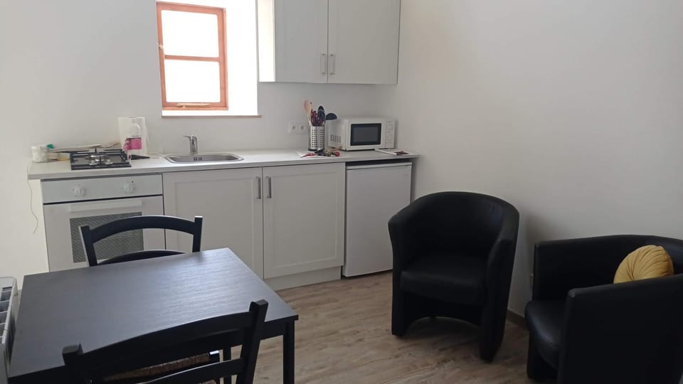Kitchen or kitchenette, Seating area