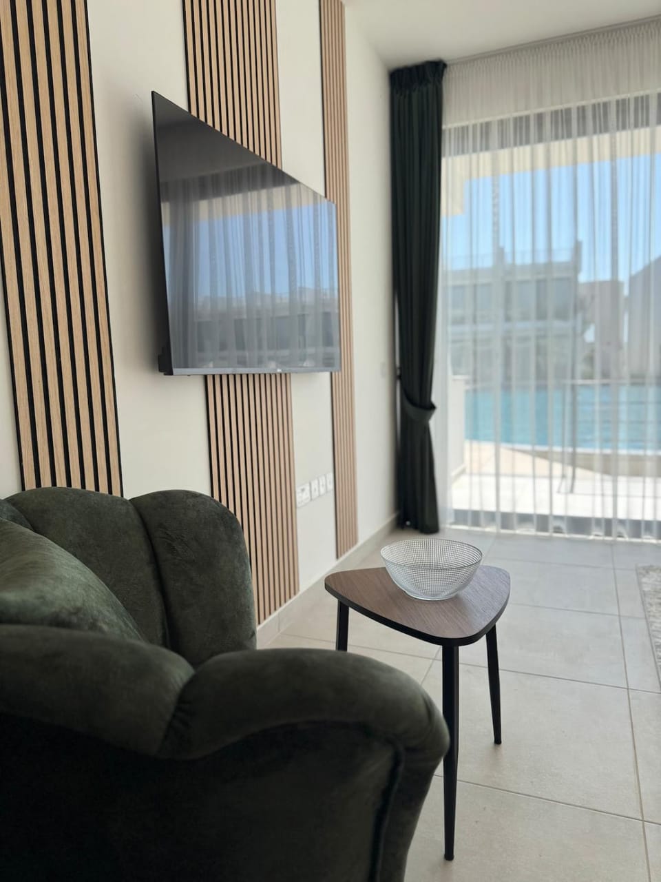 TV and multimedia, Living room, Seating area, Pool view