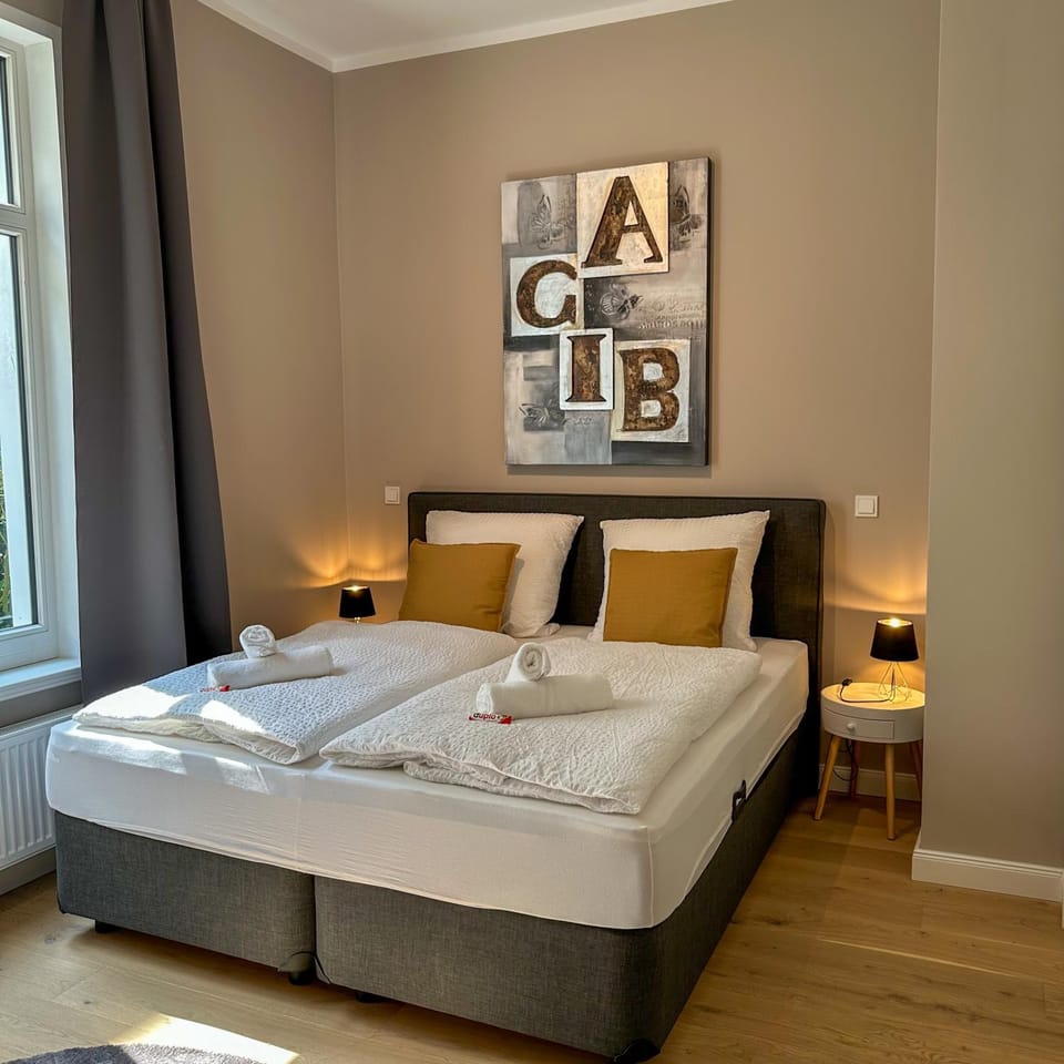 Bed, Photo of the whole room, Bedroom, towels