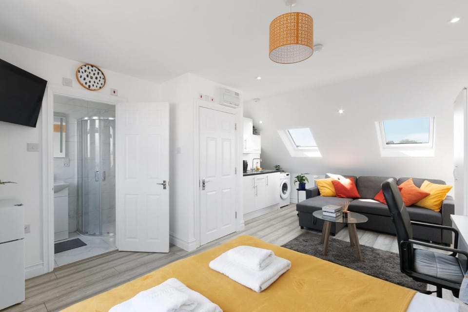 Bed, Kitchen or kitchenette, Living room, Photo of the whole room, Seating area, towels