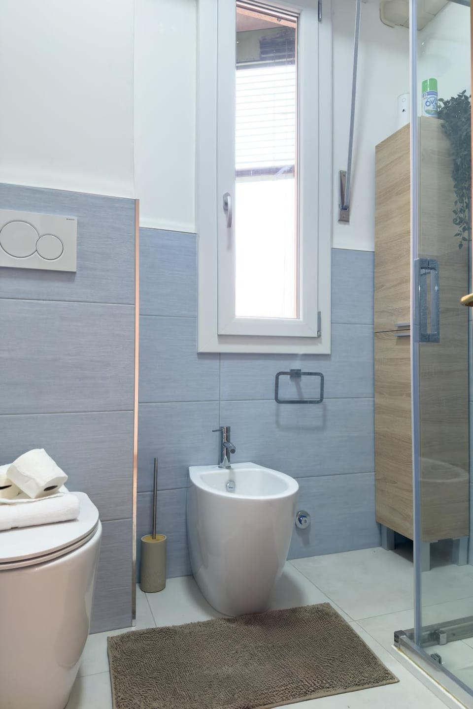 Shower, Toilet, Bathroom, bidet, towels