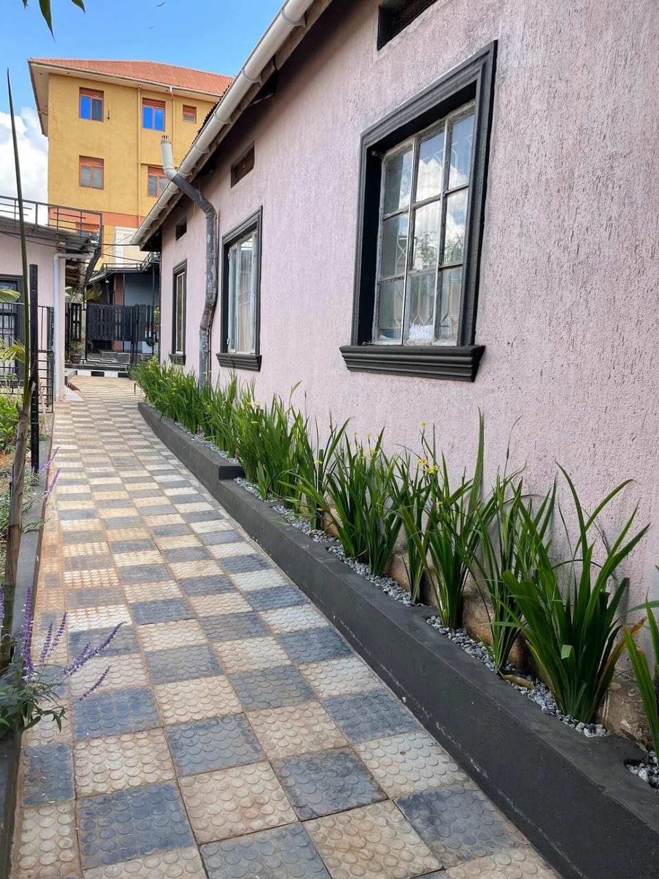 Stylish 1 bedroom AC WiFi Inverter Makerere Apartment in Kampala
