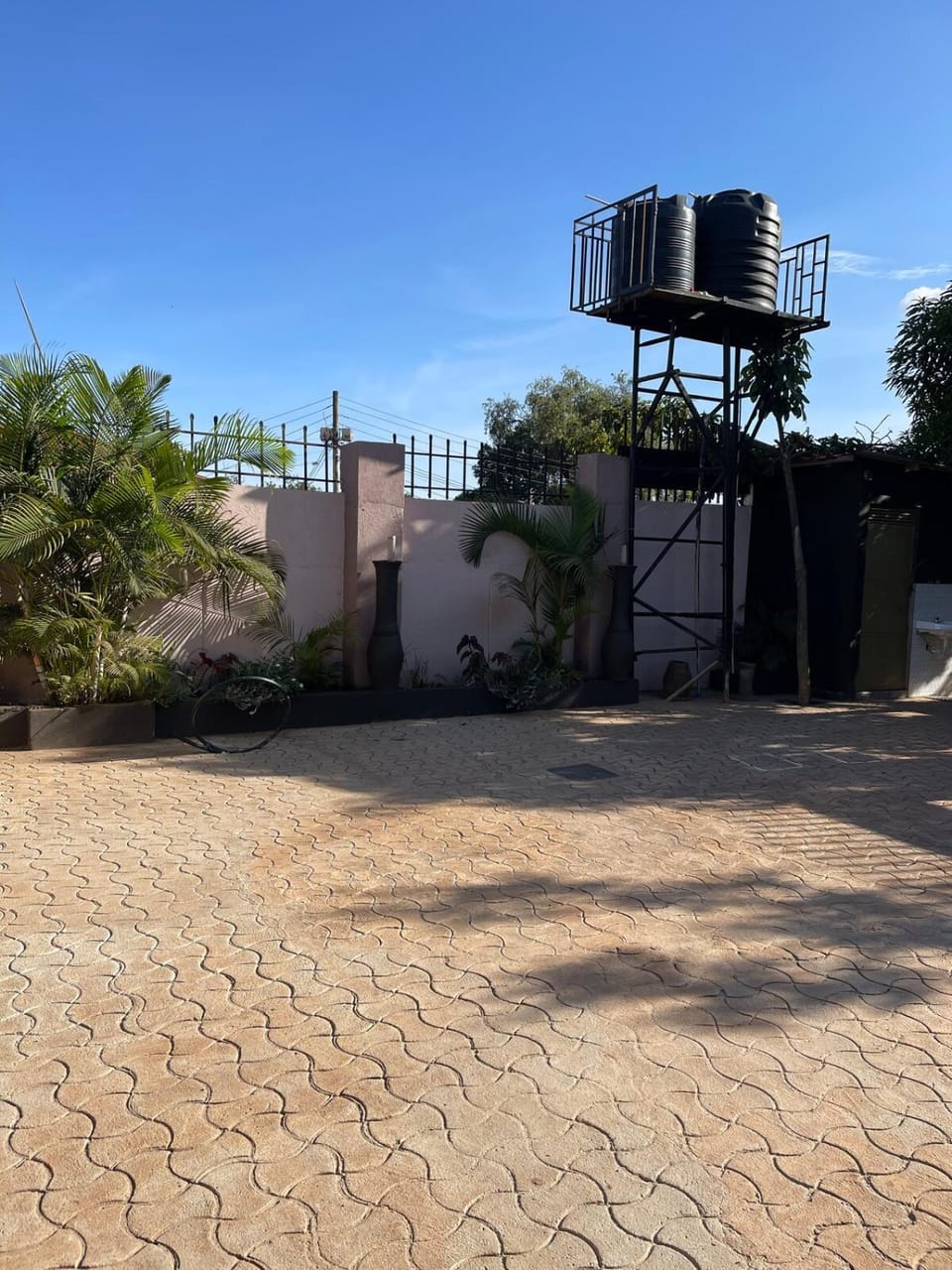 Stylish 1 bedroom AC WiFi Inverter Makerere Apartment in Kampala