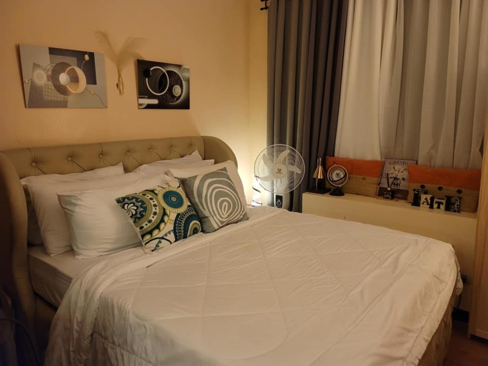 Spectacular Penthouse with Stunning Balcony in Eastwood Mall Apartment in Pasig