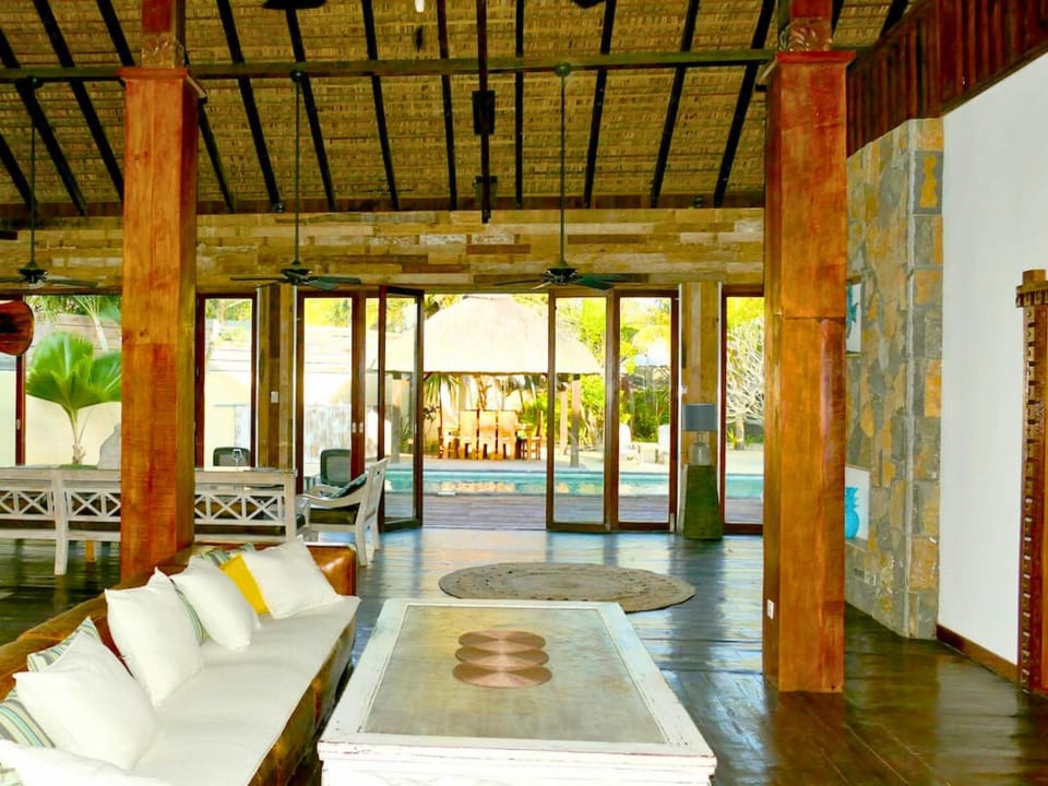 Patio, Living room