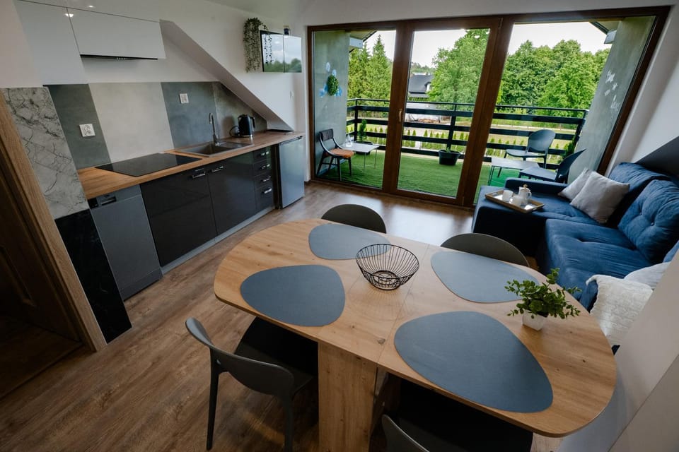 Kitchen or kitchenette, Living room, Seating area, Dining area