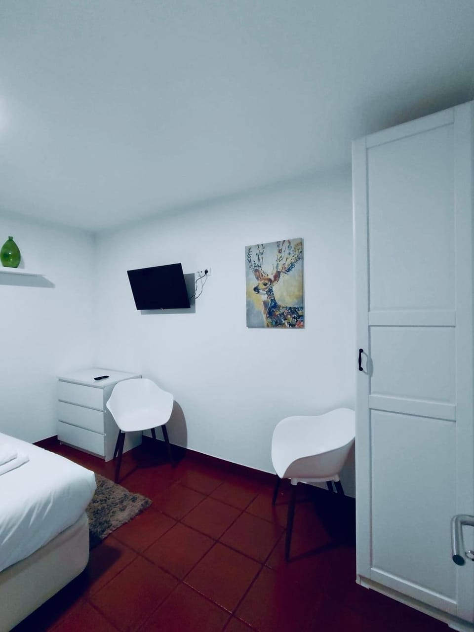 Bed, TV and multimedia, Bedroom