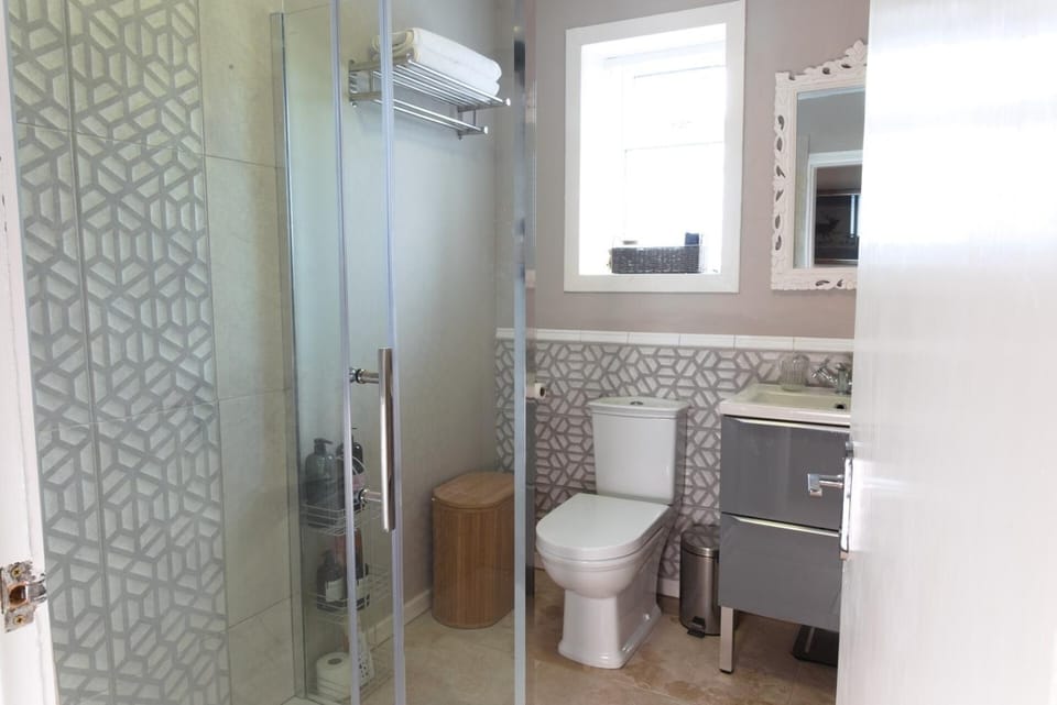 Shower, Toilet, Bathroom, towels