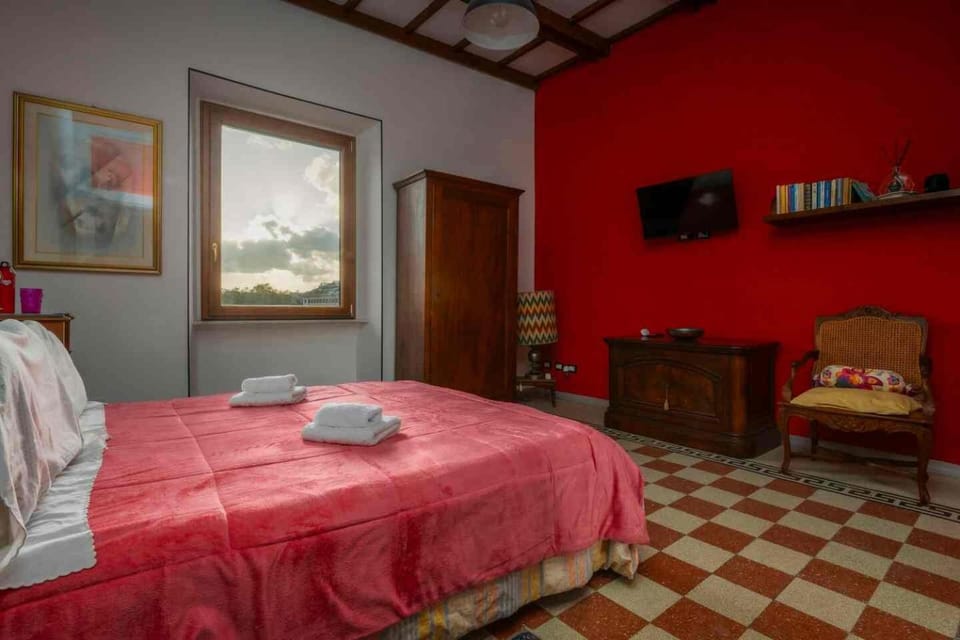 Bed, TV and multimedia, Photo of the whole room, Bedroom, towels