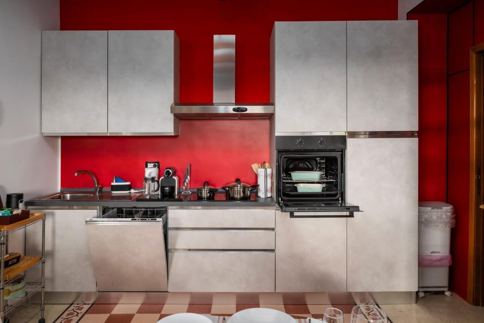 Coffee/tea facilities, Kitchen or kitchenette, oven, stove