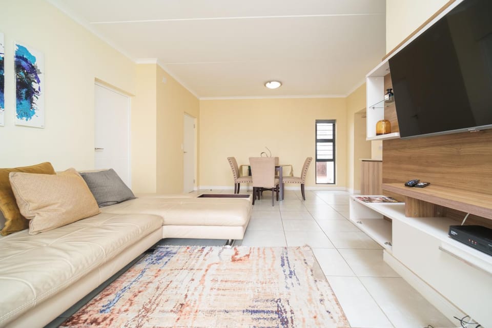 TV and multimedia, Living room, Seating area, Evening entertainment