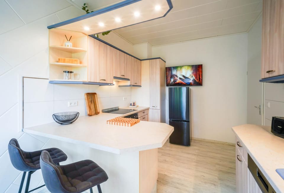 TV and multimedia, Kitchen or kitchenette, Dining area, oven, stove