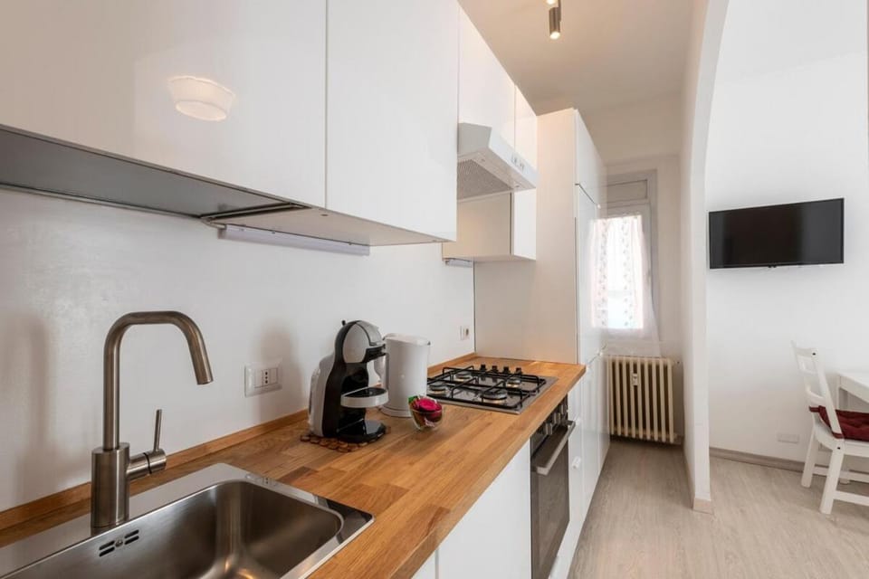 Kitchen or kitchenette, Photo of the whole room, Dining area, stove