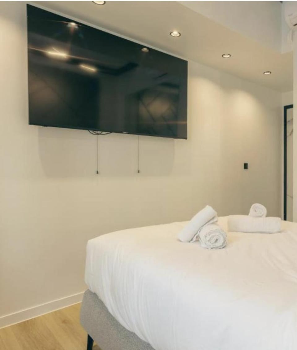 Bed, TV and multimedia, Bedroom, towels