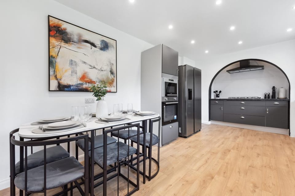 Kitchen or kitchenette, Seating area, Dining area, oven