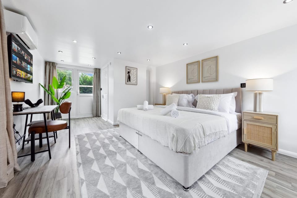Bed, TV and multimedia, Photo of the whole room, Seating area, Bedroom