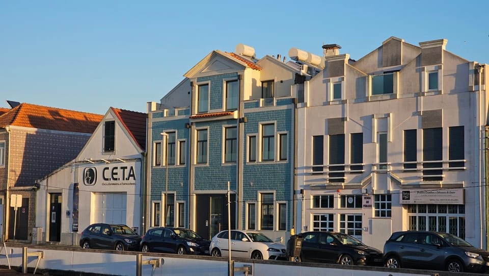 Property building, Day, Neighbourhood, City view, Street view, Location, Parking