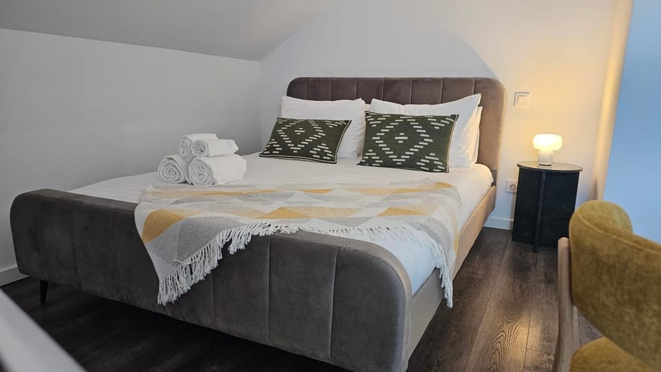 Bed, Photo of the whole room, Bedroom, towels