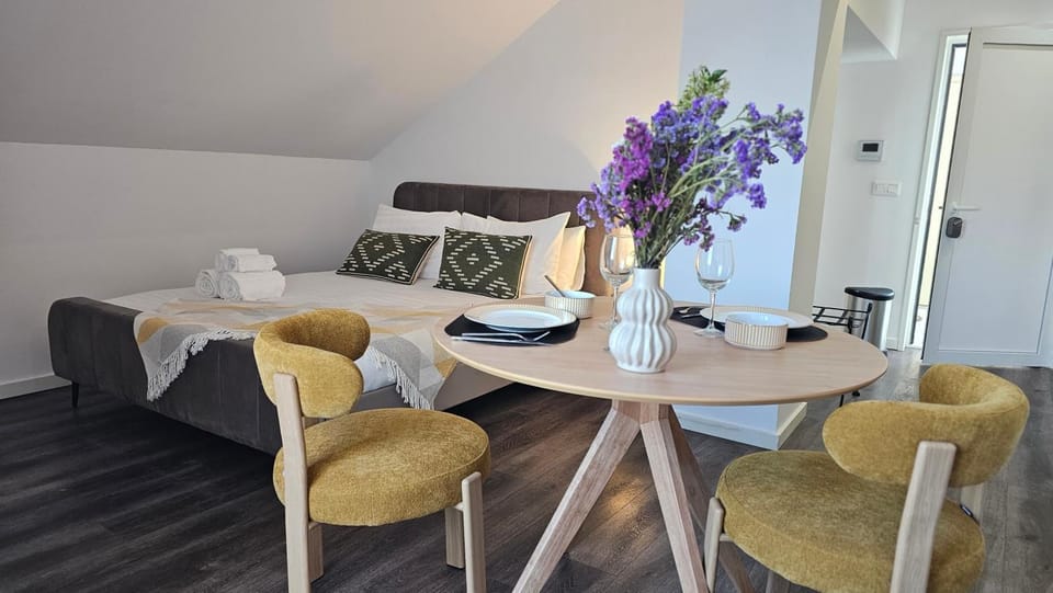 Bed, Living room, Photo of the whole room, Seating area, Dining area, Bedroom