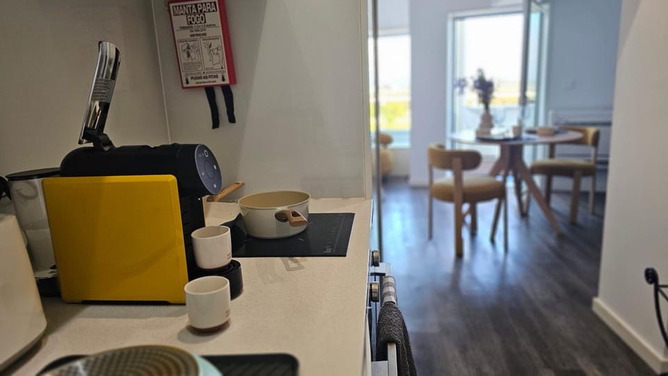 Kitchen or kitchenette, Living room, Seating area, Dining area