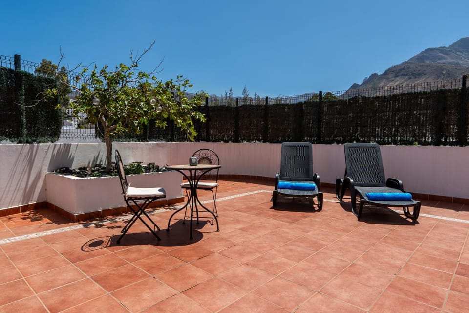 Balcony/Terrace, Dining area, Mountain view, sunbed, towels