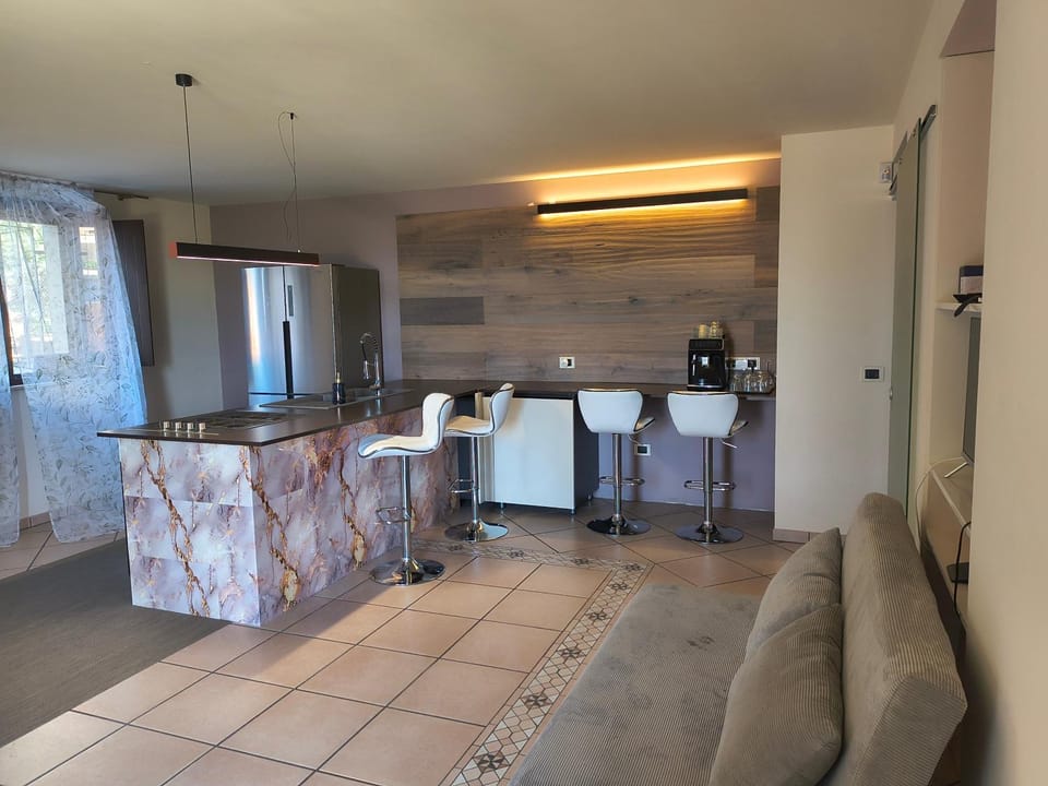 Kitchen or kitchenette, Dining area, oven