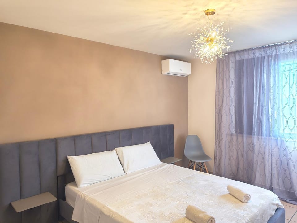 Bedroom, towels