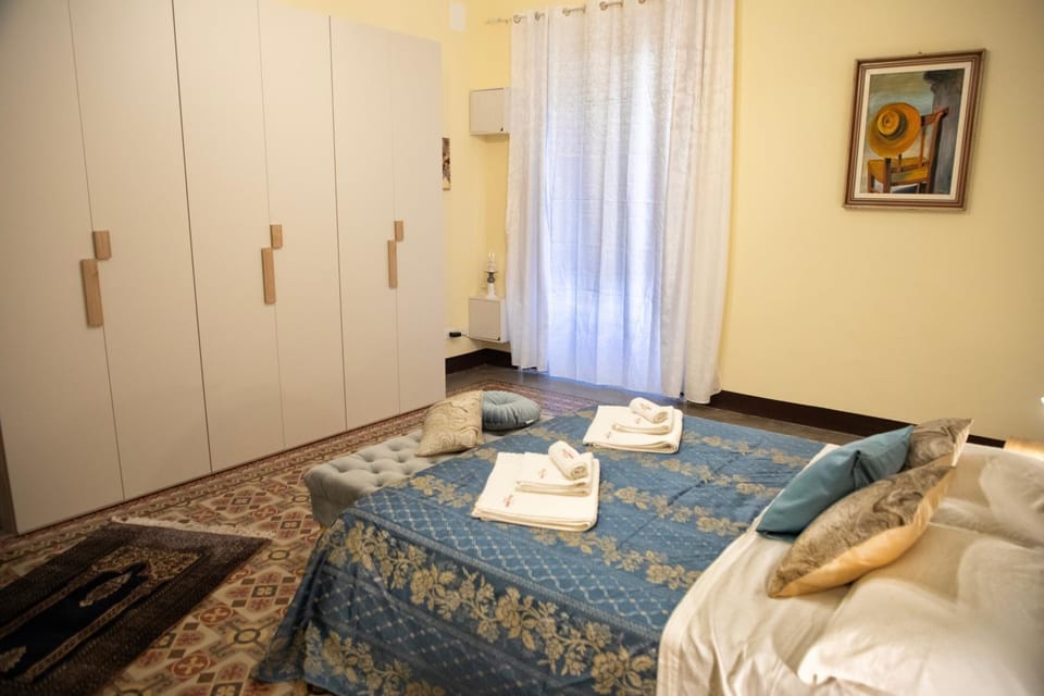 Photo of the whole room, Bedroom, wardrobe