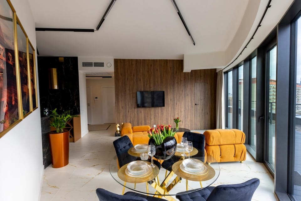 TV and multimedia, Living room, Seating area, Dining area