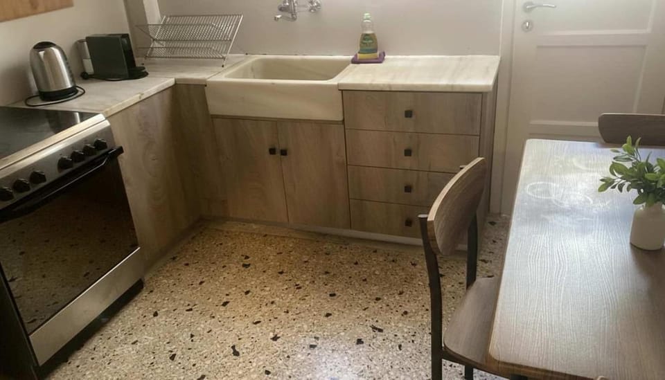 Bright 2-Bedroom Apt in Ampelokipoi Near Hospital Apartment in Athens