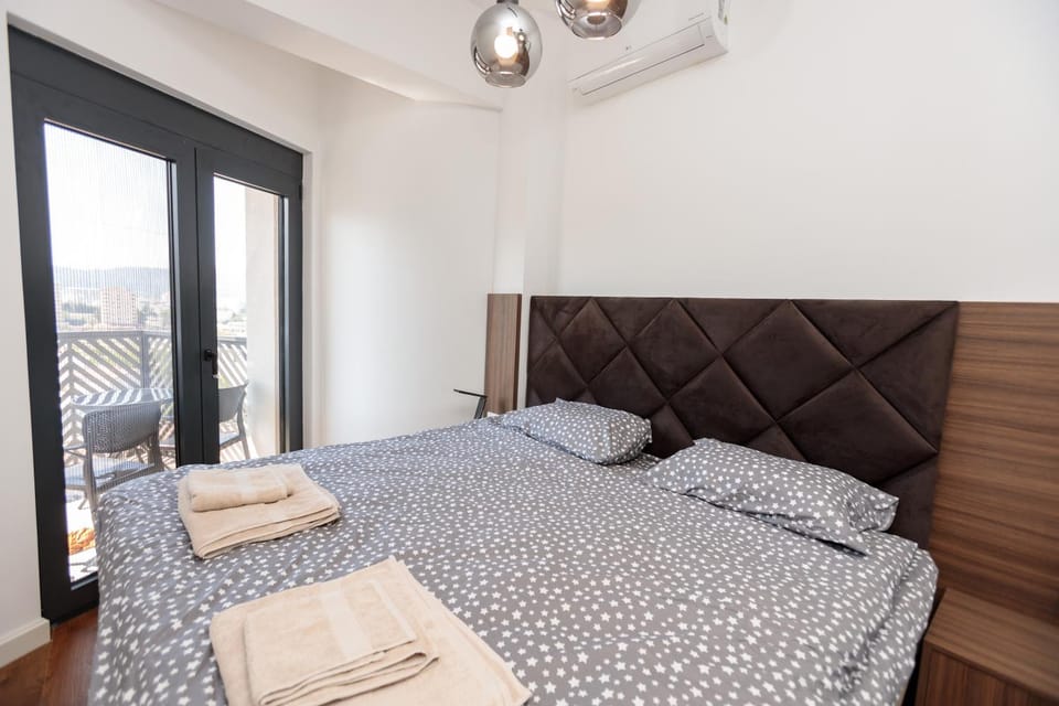 Bed, Bedroom, towels