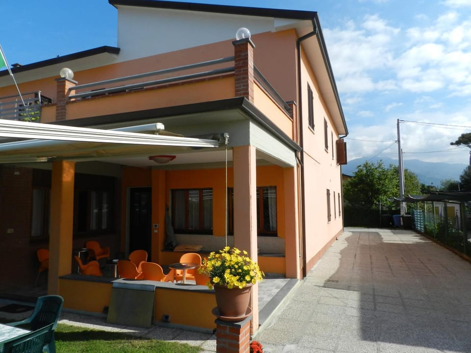 Property building, Facade/entrance, Day