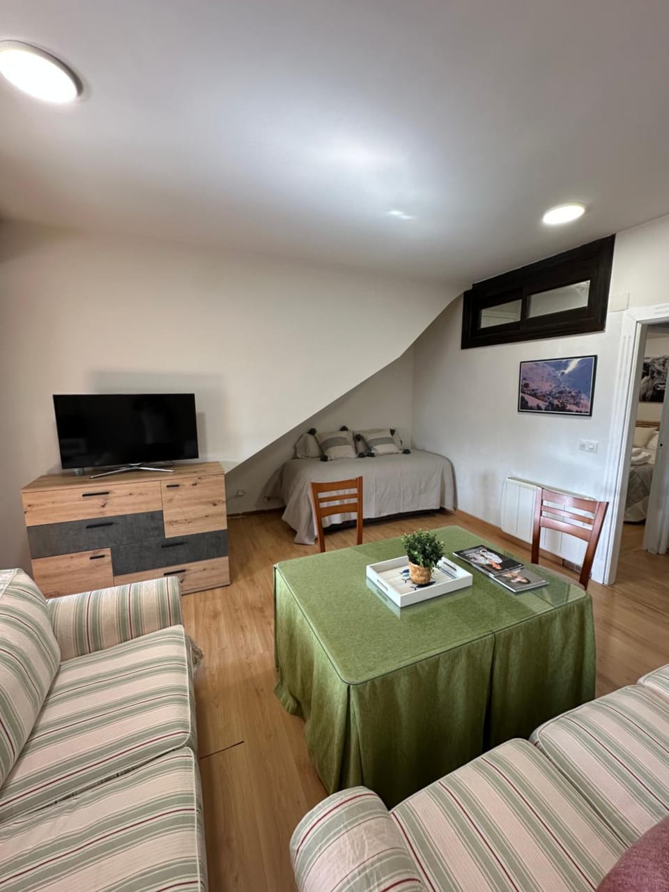 Communal lounge/ TV room, Living room, Seating area, Dining area, Evening entertainment