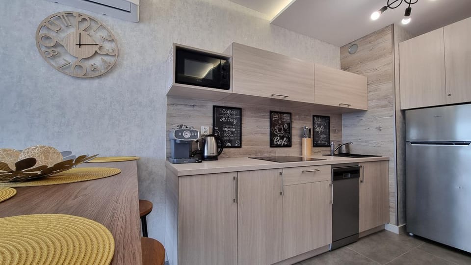 Coffee/tea facilities, Kitchen or kitchenette, dishwasher, oven, stove