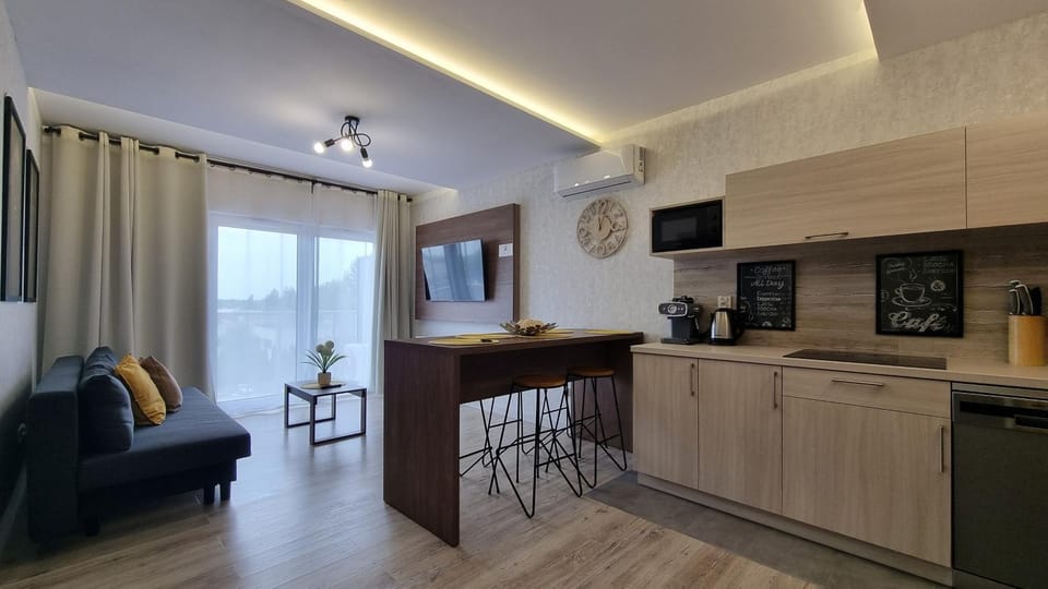 TV and multimedia, Coffee/tea facilities, Kitchen or kitchenette, Living room, Seating area