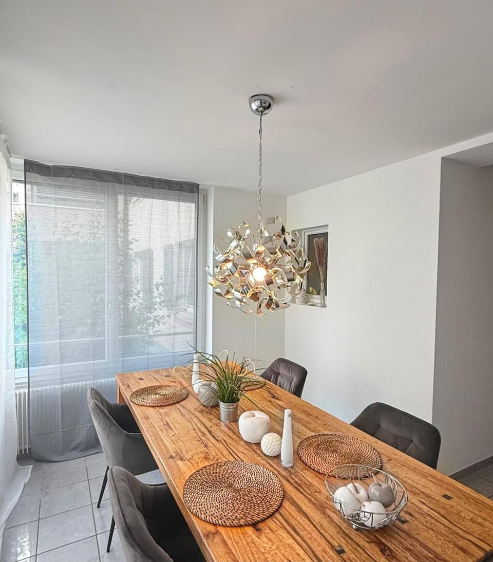 Living room, Food and drinks, Seating area, Dining area