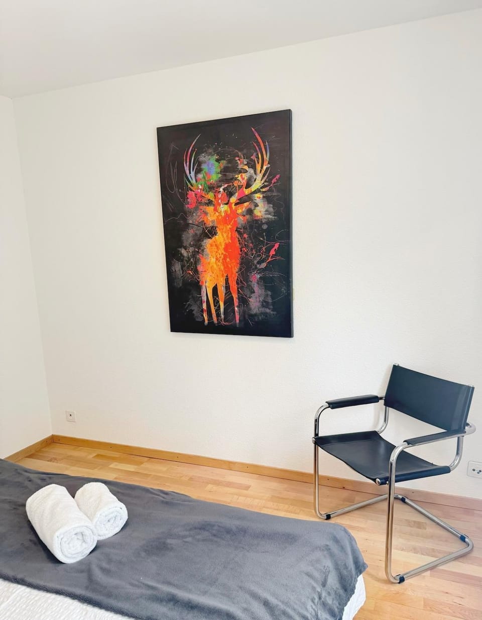 Bed, Photo of the whole room, Decorative detail, Seating area, cot, towels