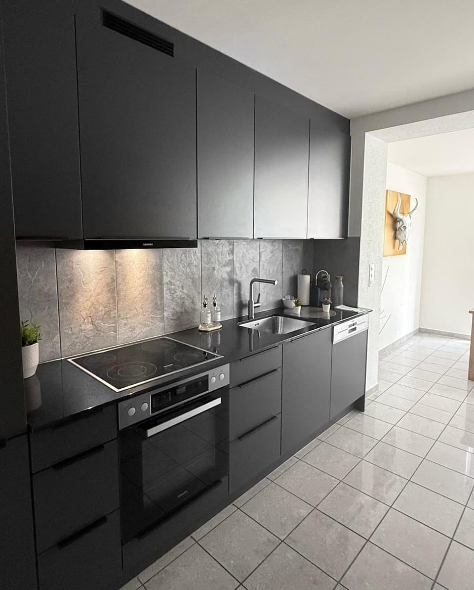 Coffee/tea facilities, Kitchen or kitchenette, Food and drinks, dishwasher, microwave, stove, toaster