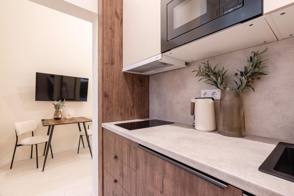 TV and multimedia, Kitchen or kitchenette, Dining area, microwave, stove