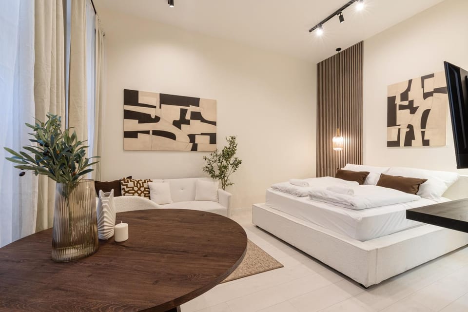 Bed, TV and multimedia, Living room, Photo of the whole room, Seating area, Bedroom